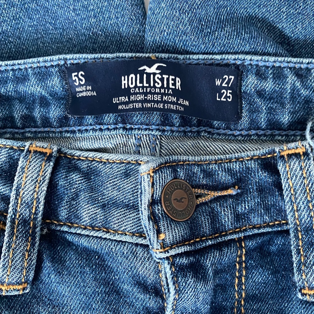 Hollister Ultra High Rise Mom Jean Never Worn